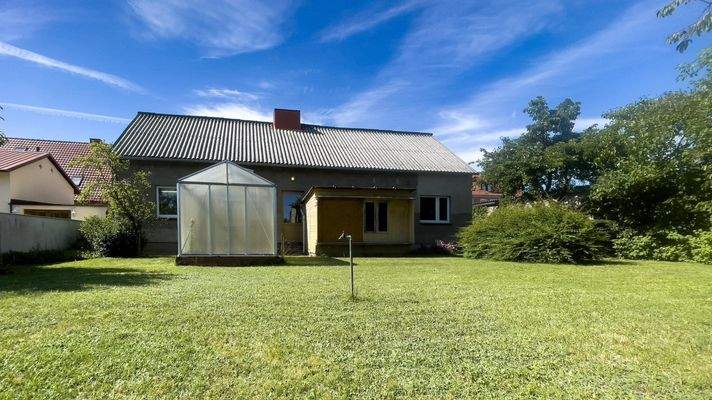 Garten mit Blick aufs Nebengebäude