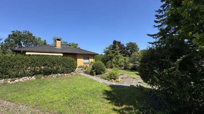 Ansicht vorn mit Vorgarten