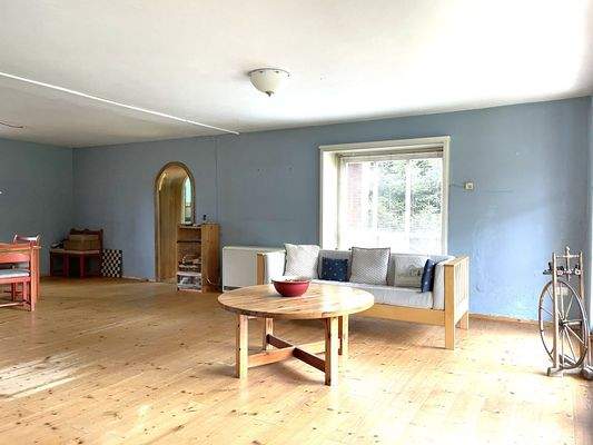 5 Wohnzimmer mit Blick Richtung Küche.JPEG