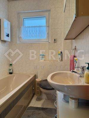 Bad mit Wanne/WC im OG