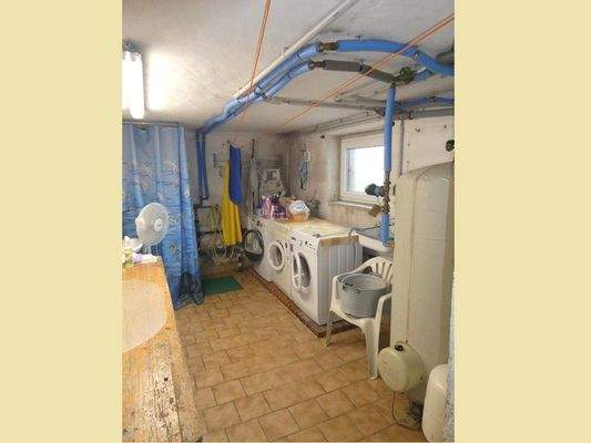 Keller, Waschraum, Warmwasserspeicher,