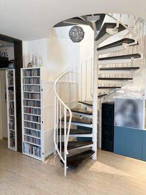 Treppe zur oberen Ebene