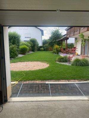 Durchfahrt aus der Garage in den Garten