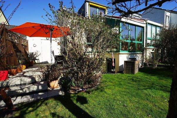 Rückansicht mit Terrasse und Wintergarten