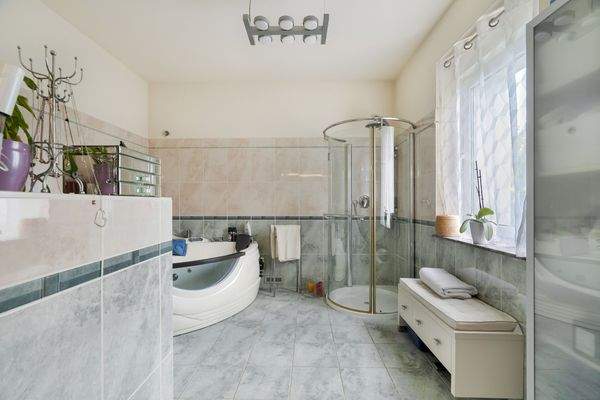 Badezimmer im Erdgeschoss