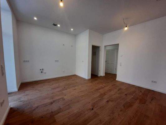 Wohnzimmer mit offenem Küchenbereich