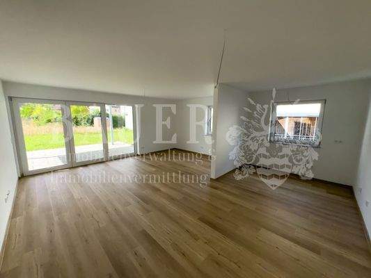 Offener Wohn- und Essbereich mit Küchenbereich