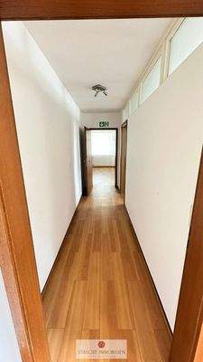 Flurbereich zu den hinteren Büros und zur Teeküche