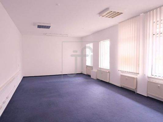 großer Raum rechts vom Eingang