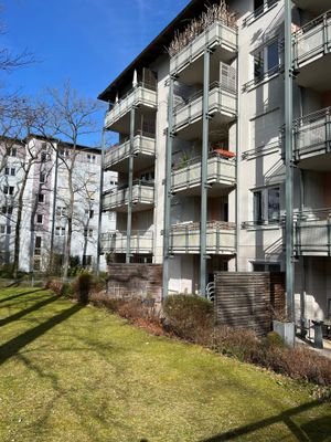 Balkon auf der Sonnenseite mit Blick ins Grüne