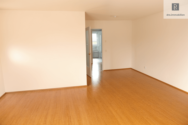 Wohnzimmer mit Blick zum Flur