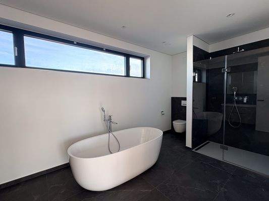 Badezimmer mit Badewanne