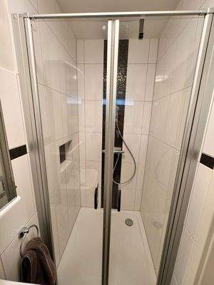 Gäste-WC mit Dusche