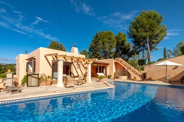 Villa in der Nähe vom Strand mit viel Grün in Santa Ponsa