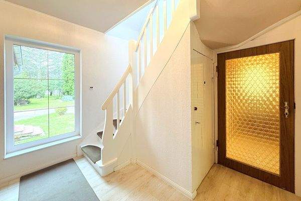 Flur mit Ornamenttür