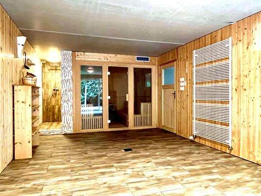 Große Sauna mit Dusche