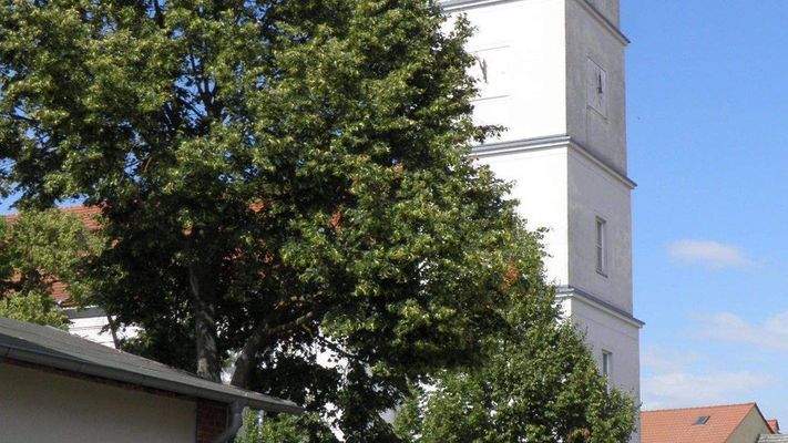 Blick vom Hof zum Marktplatz mit Kirchturm 