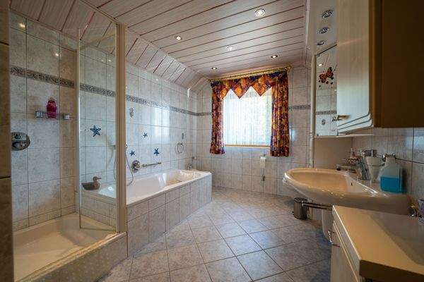 Wannen-/Duschbad DG Whg. 2