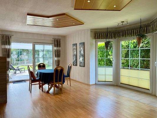 Essbereich mit Erker und Zugang zum Wintergarten