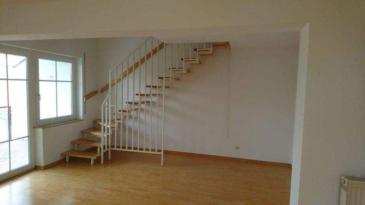 Wohnzimmer mit Aufgang.jpg