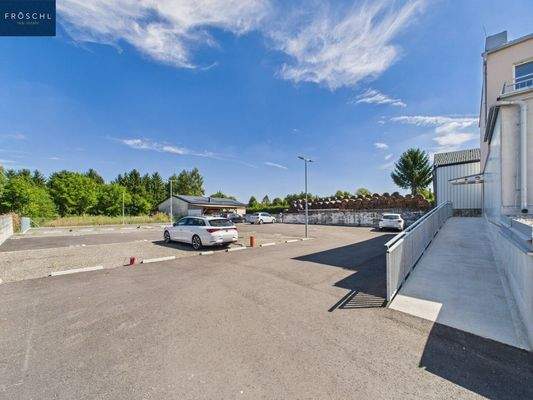 Blick auf die Abstellplätze und Rampe zu den Fahrradraum