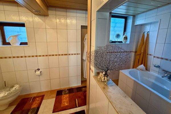 Badezimmer mit Wanne