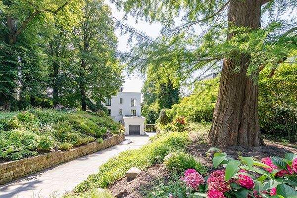 Wunderschöner Privatweg zum exklusiven Mehrfamilienhaus