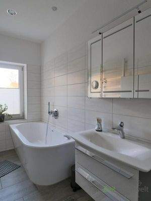 Waschtisch und Badewanne