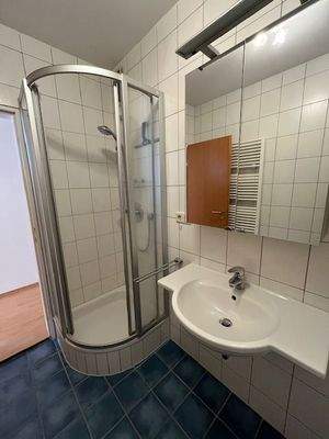 helles, schön gefliestes Badezimmer