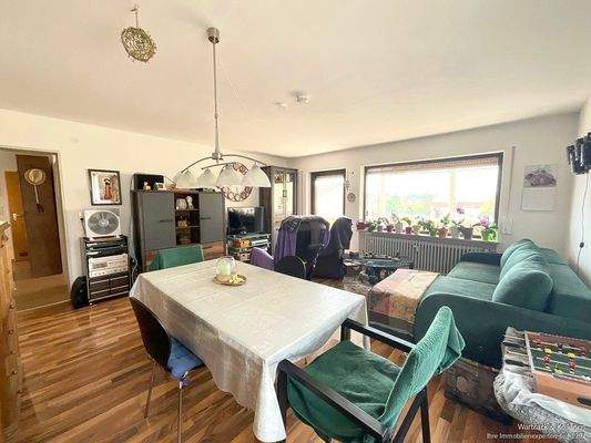 Wohnzimmer mit Zugang zum Balkon