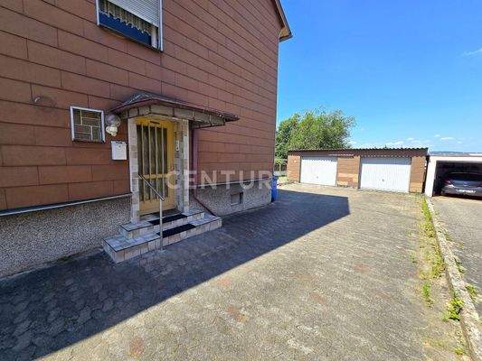 Einfahrt zu den Garagen und Eingang zum Haus