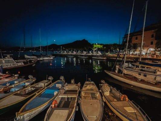 Stimmungsfoto Hafen von Torri del Benaco bei Nacht - porticciolo Torri