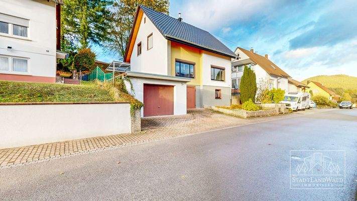 Straßenansicht links