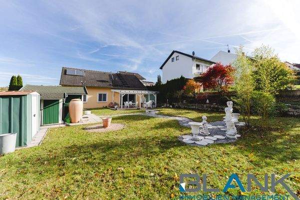 Garten mit Blick auf das Haus