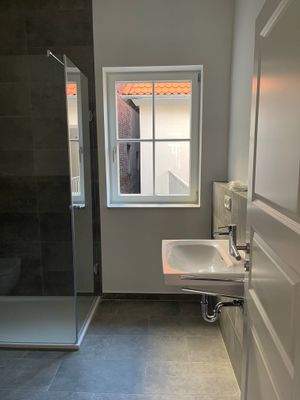 Badezimmer mit Fenster