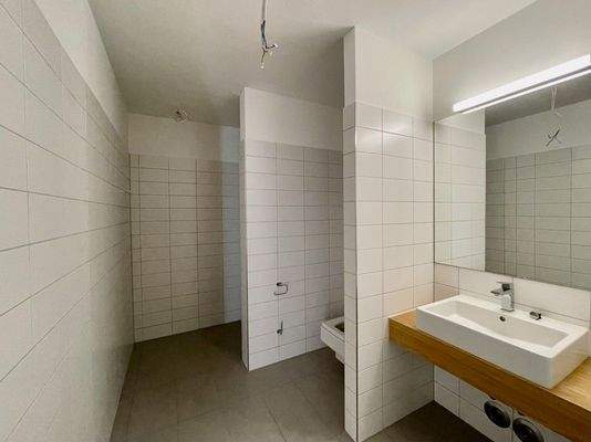 Badezimmer mit abgetrennter Dusche