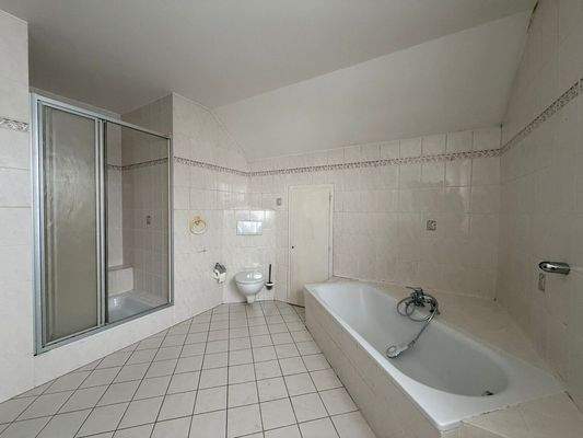 Bad im Dachgeschoß mit Badewanne, Dusche und WC
