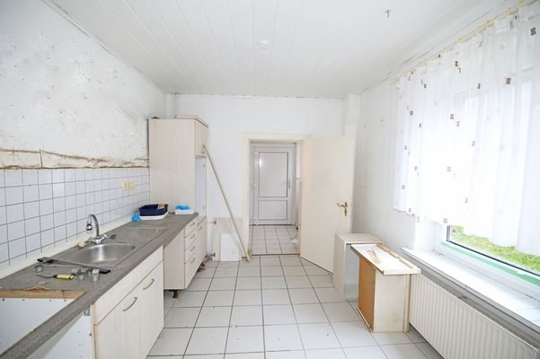 Küche mit Zugang zum Anbau und Badezimmer
