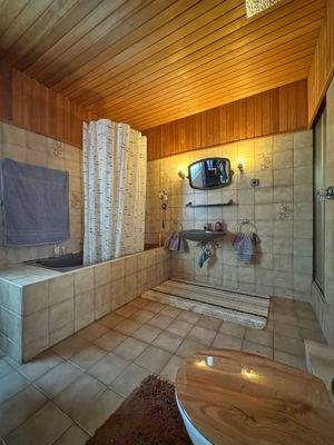 Bad mit Wanne, Dusche & Fenster