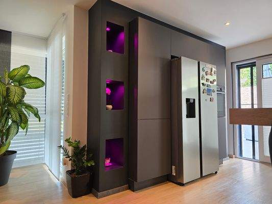 Kühlschrank mit Icemaker, Backofen und viel Stauraum