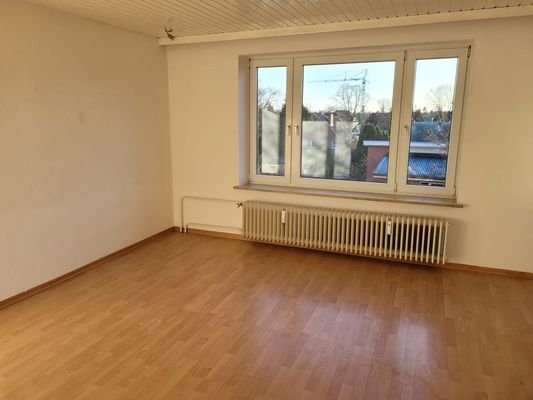 lichtdurchflutetes Wohnzimmer mit Zugang zum Balkon