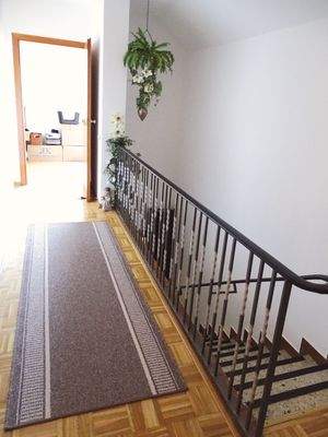 Flur Rtg. kleinem Büro/Gästezimmer
