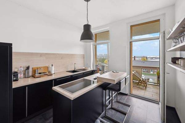 Küche mit Zugang zum Balkon