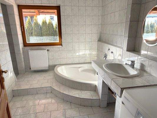 Badezimmer mit Wanne, Dusche und WC