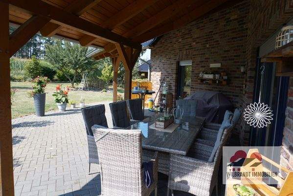 Überdachte Westterrasse