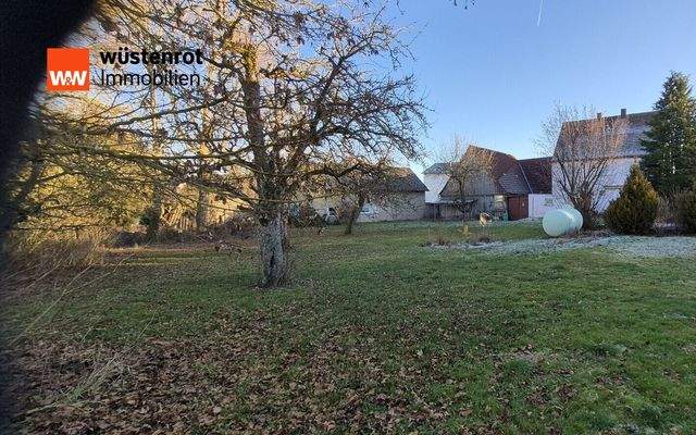 Riesiger Garten mit Obstbäumen hinter dem Haus