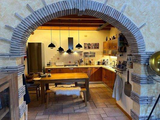 Blick in Küche und Essbereich