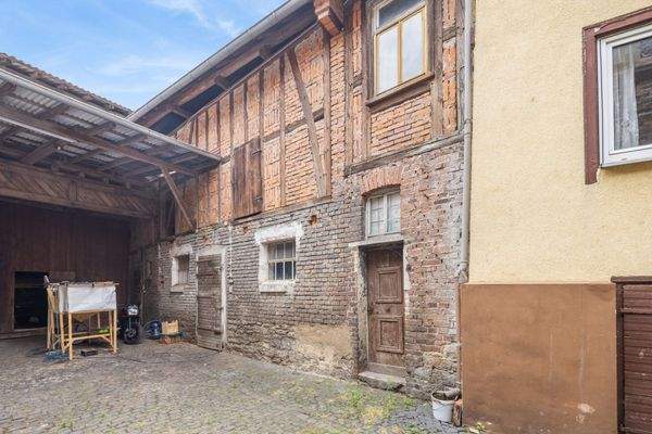 hinterer Hofbereich mit Nebengebäuden