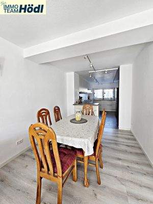 Essbereich mit Blick in die Küche