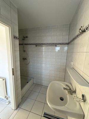 E 709 Badezimmer Ansicht 2.jpeg